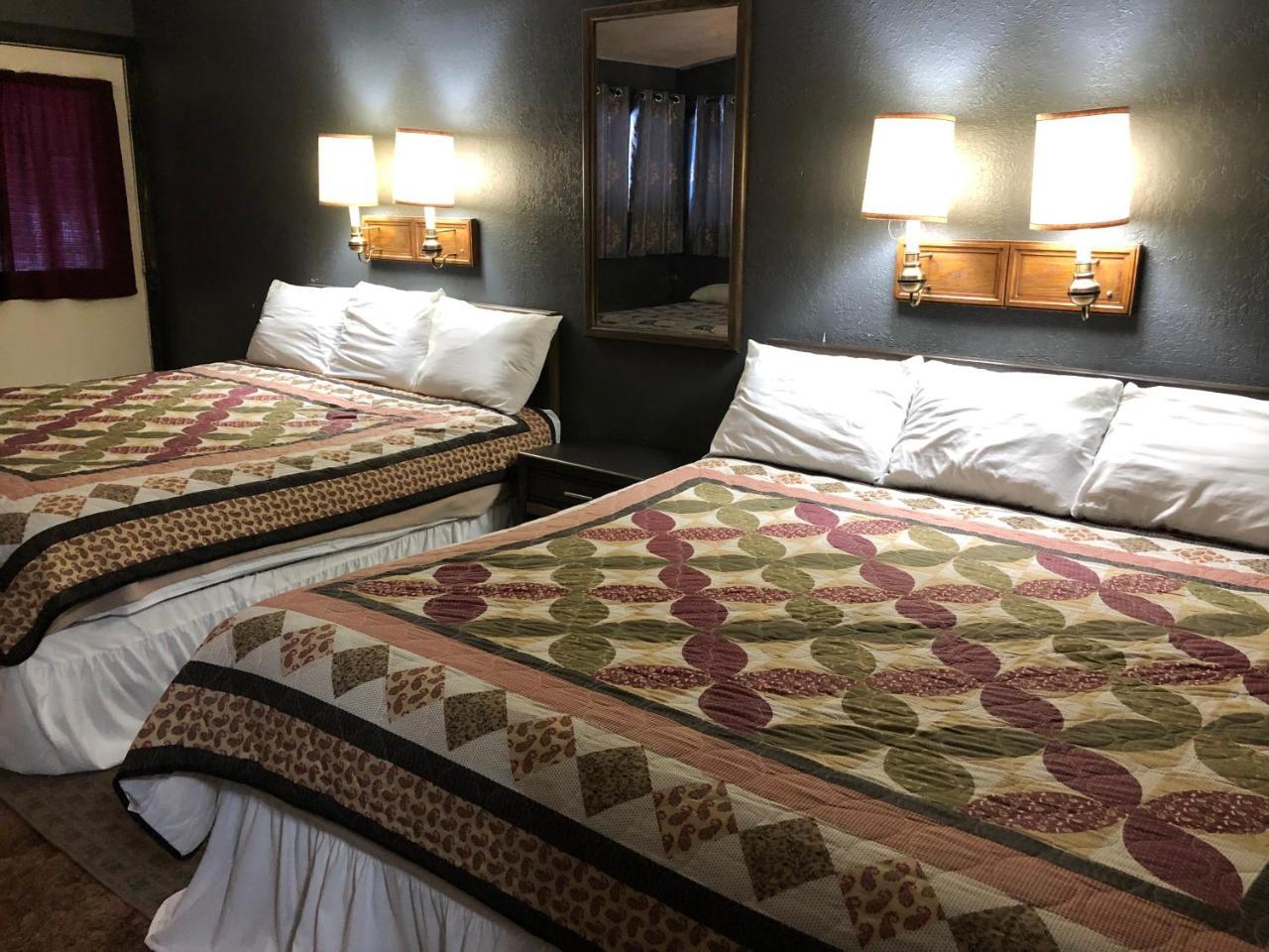 The Golden Bear Motel Ток Экстерьер фото