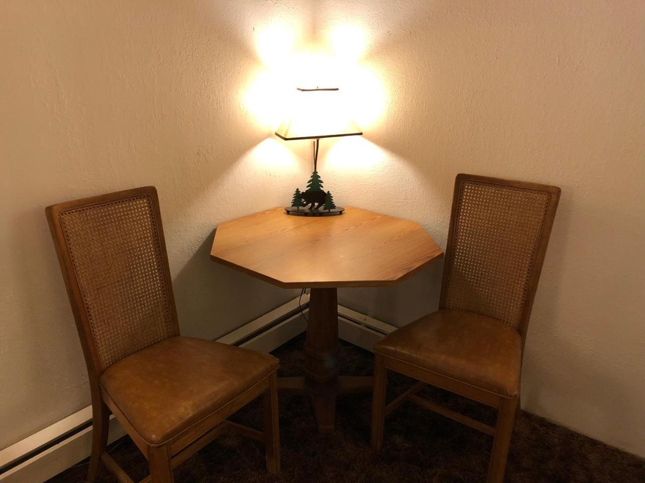 The Golden Bear Motel Ток Экстерьер фото